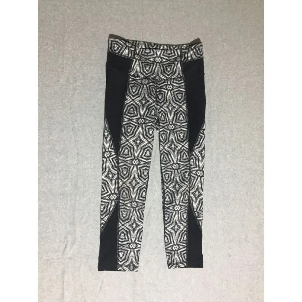 Womens Athleta Leggings Size XS Geometric Pattern Black White Cropped Length